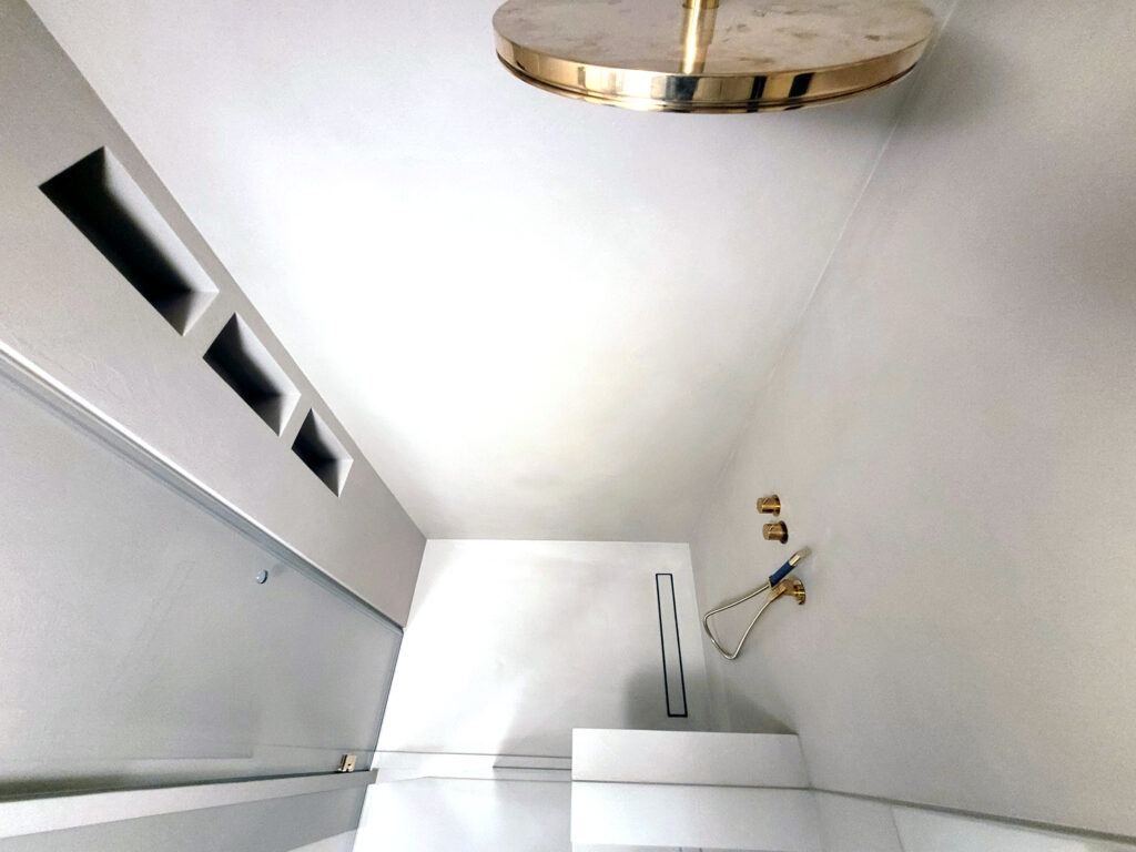 Detail – Duschkabine von oben Fugenlose Bad als Alternative zu Fliesen